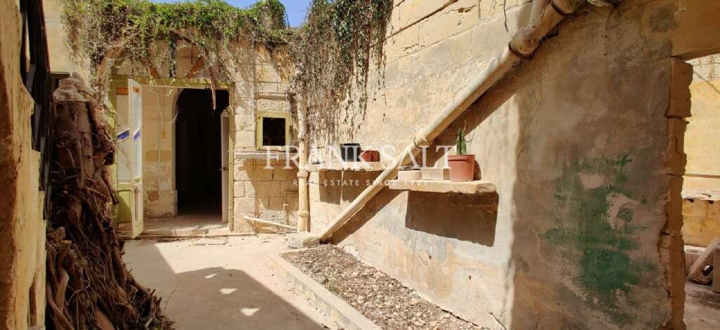 Qrendi, 3 Bedrooms Bedrooms, ,1 BathroomBathrooms,For Sale,FRSA-916265