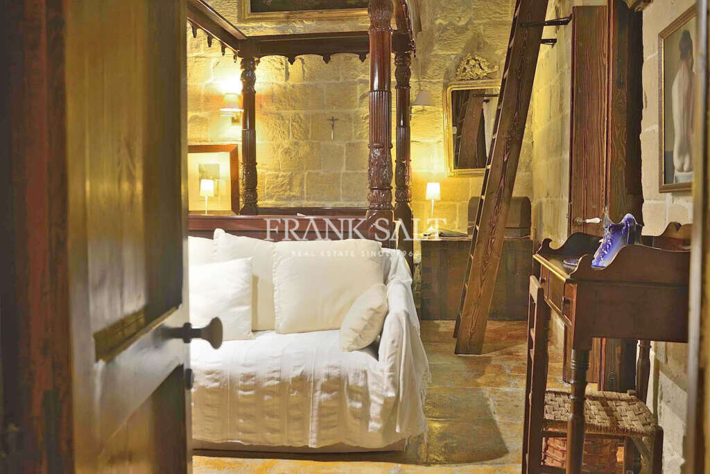 Tarxien, 9 Bedrooms Bedrooms, ,2 BathroomsBathrooms,For Sale,FRSA-915570