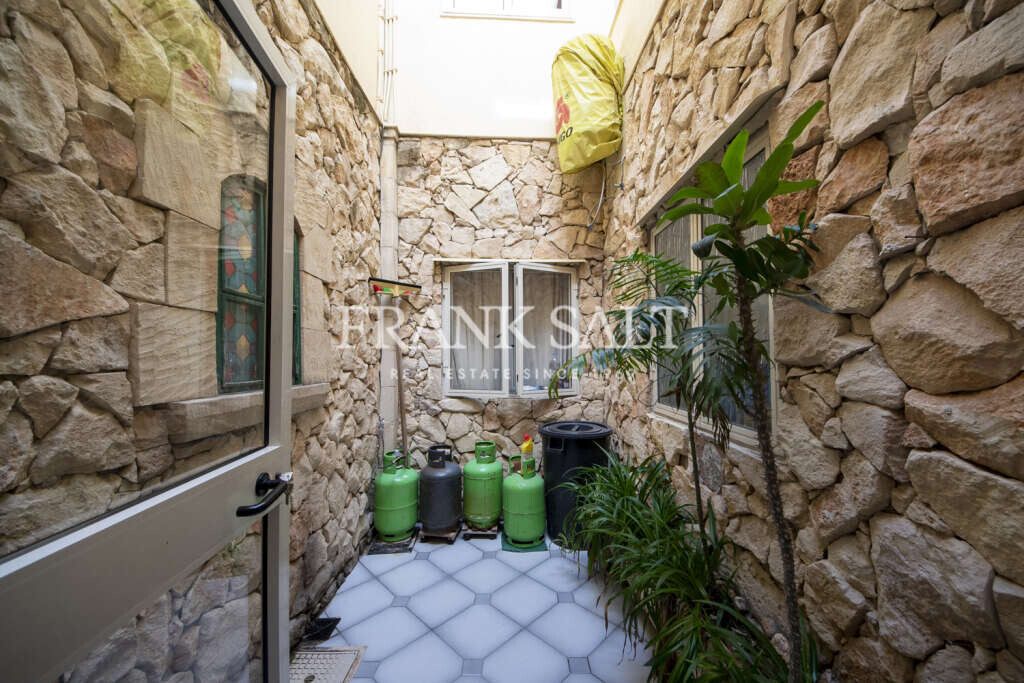 Santa Venera, 4 Bedrooms Bedrooms, ,2 BathroomsBathrooms,For Sale,FRSA-618593