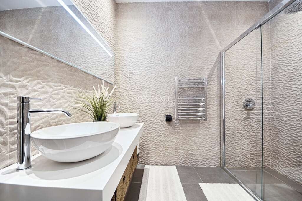 Pender Gardens, 3 Bedrooms Bedrooms, ,1 BathroomBathrooms,For Sale,FRSA-912969