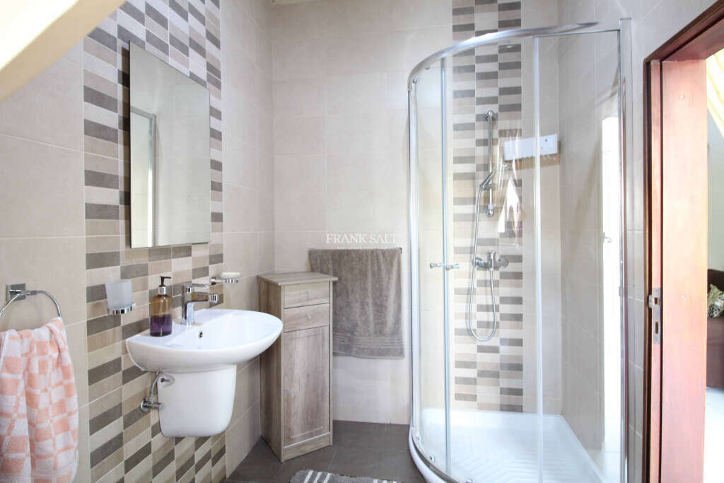 Paola, 5 Bedrooms Bedrooms, ,1 BathroomBathrooms,For Sale,FRSA-421508