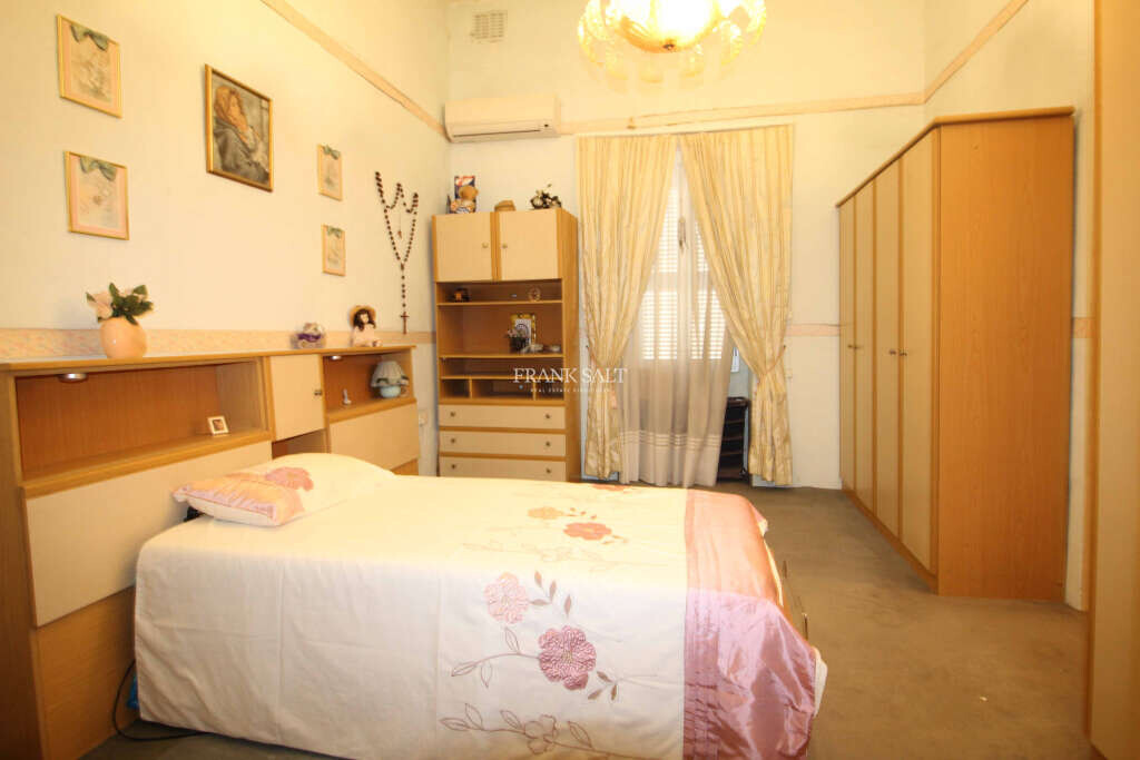 Paola, 5 Bedrooms Bedrooms, ,1 BathroomBathrooms,For Sale,FRSA-421508