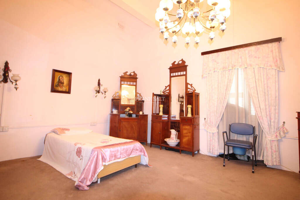 Paola, 5 Bedrooms Bedrooms, ,1 BathroomBathrooms,For Sale,FRSA-421508