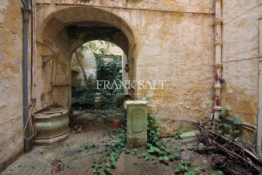 Floriana, 5 Bedrooms Bedrooms, ,For Sale,FRSA-816377