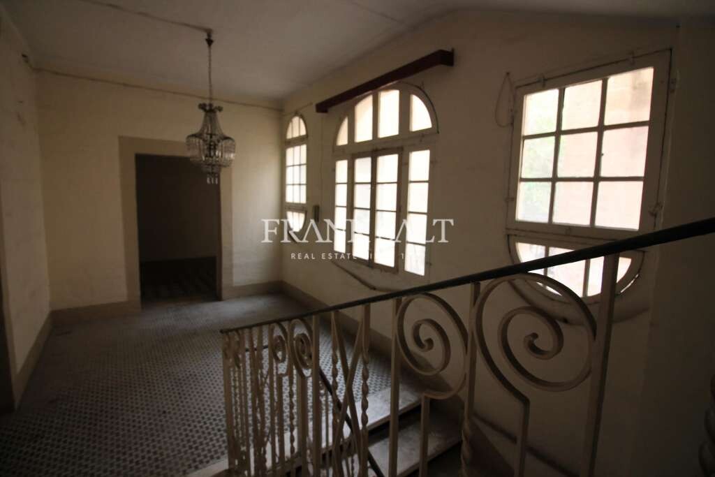 Floriana, 5 Bedrooms Bedrooms, ,For Sale,FRSA-816377