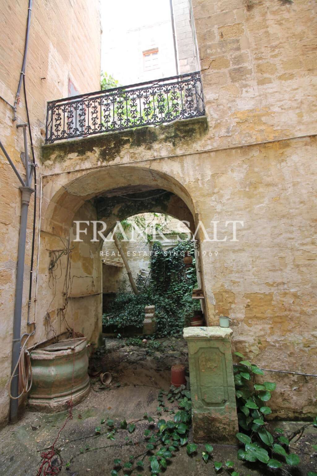 Floriana, 5 Bedrooms Bedrooms, ,For Sale,FRSA-816377