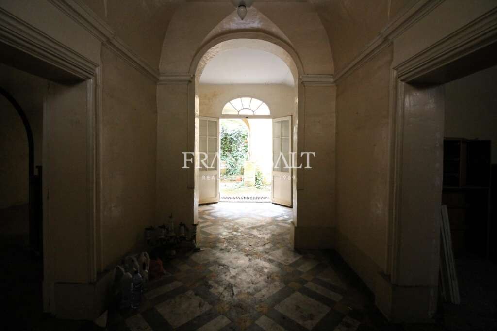 Floriana, 5 Bedrooms Bedrooms, ,For Sale,FRSA-816377
