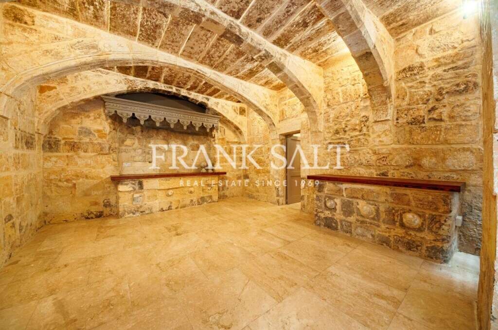Valletta, 5 Bedrooms Bedrooms, ,3 BathroomsBathrooms,For Sale,FRSA-915130