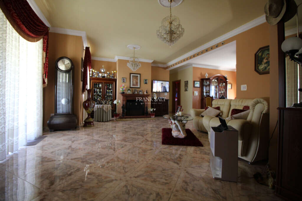 Qawra, 3 Bedrooms Bedrooms, ,1 BathroomBathrooms,For Sale,FRSA-712490