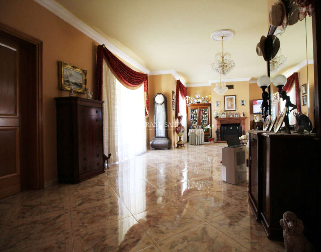 Qawra, 3 Bedrooms Bedrooms, ,1 BathroomBathrooms,For Sale,FRSA-712490