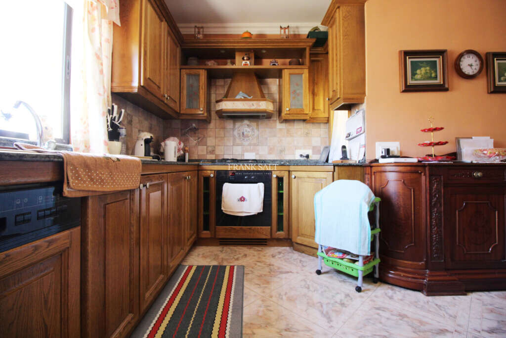 Qawra, 3 Bedrooms Bedrooms, ,1 BathroomBathrooms,For Sale,FRSA-712490