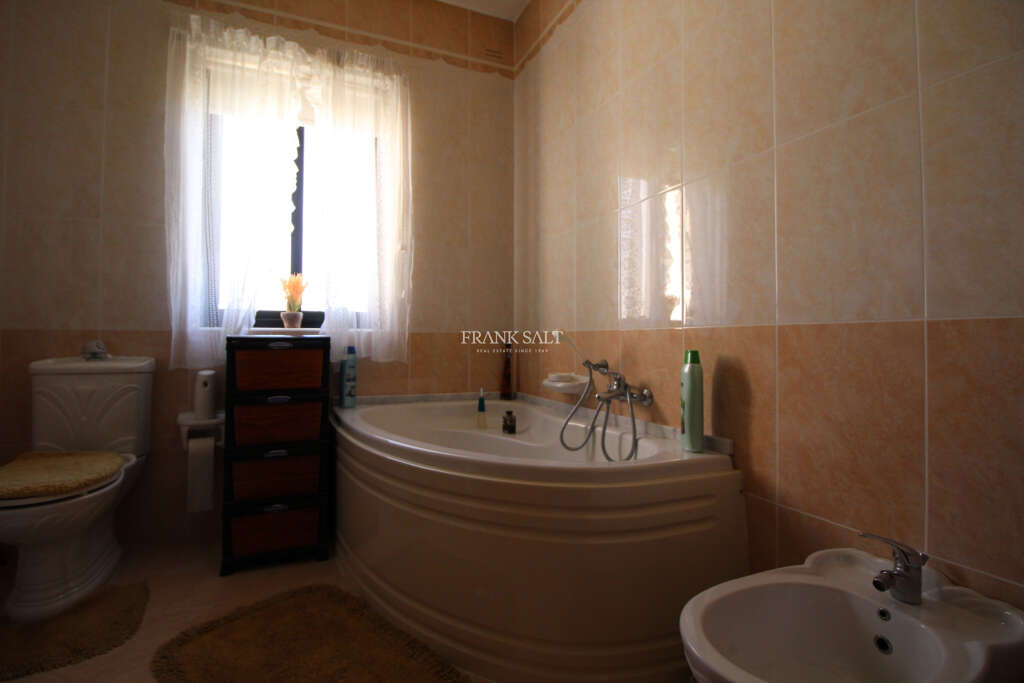 Qawra, 3 Bedrooms Bedrooms, ,1 BathroomBathrooms,For Sale,FRSA-712490