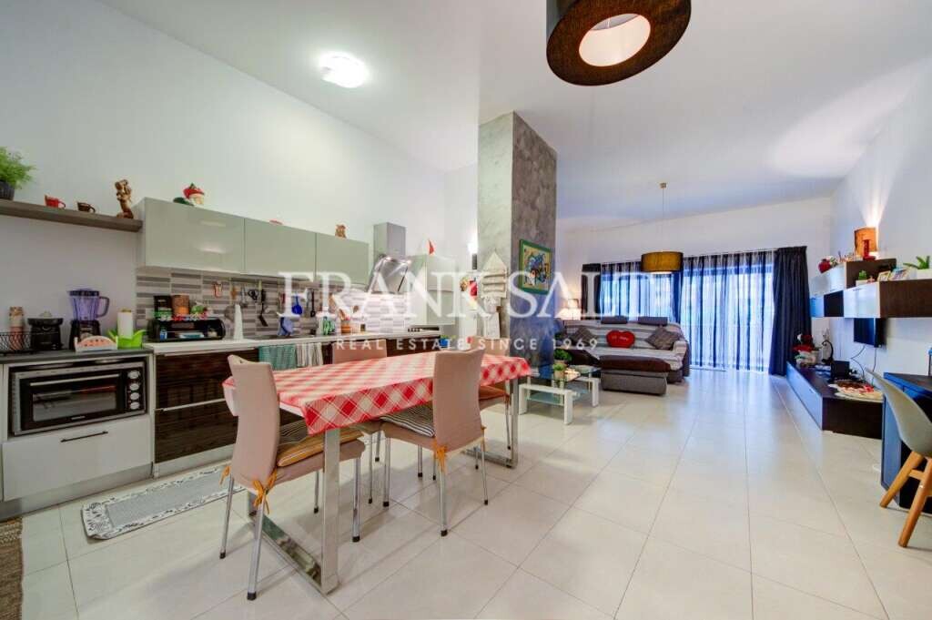 Pender Gardens, 2 Bedrooms Bedrooms, ,2 BathroomsBathrooms,For Sale,FRSA-038445