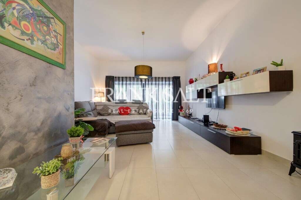 Pender Gardens, 2 Bedrooms Bedrooms, ,2 BathroomsBathrooms,For Sale,FRSA-038445