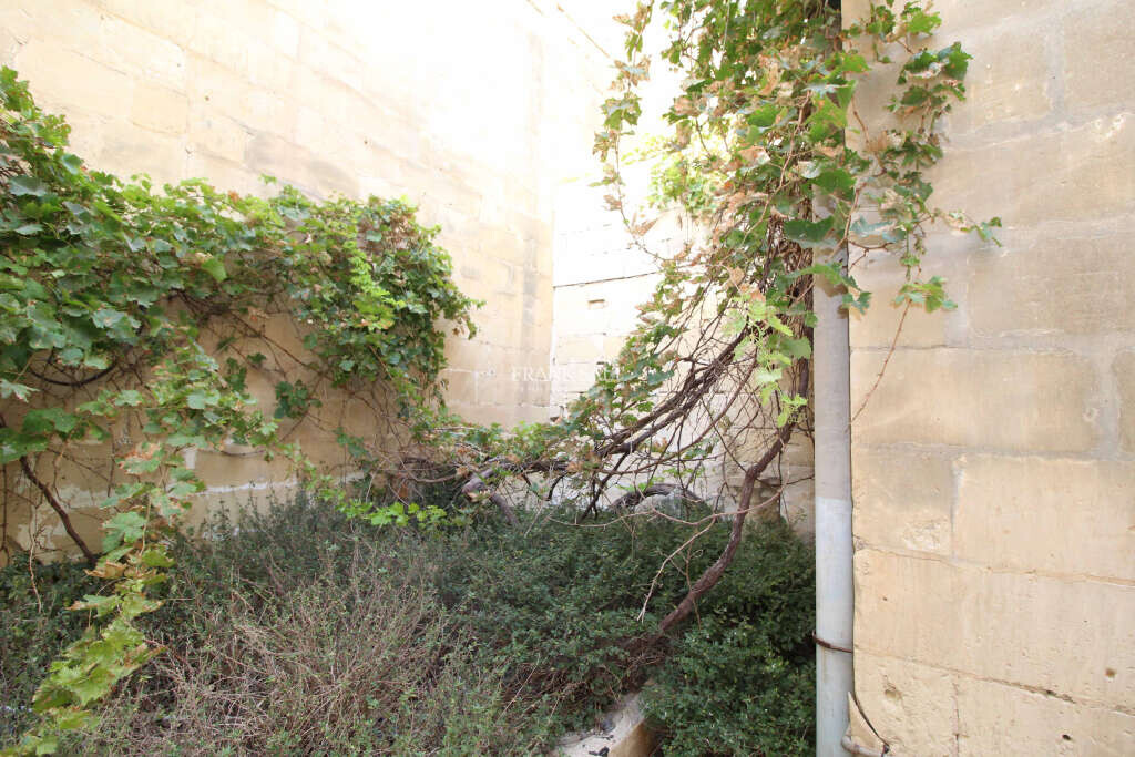 Paola, 4 Bedrooms Bedrooms, ,2 BathroomsBathrooms,For Sale,FRSA-420085