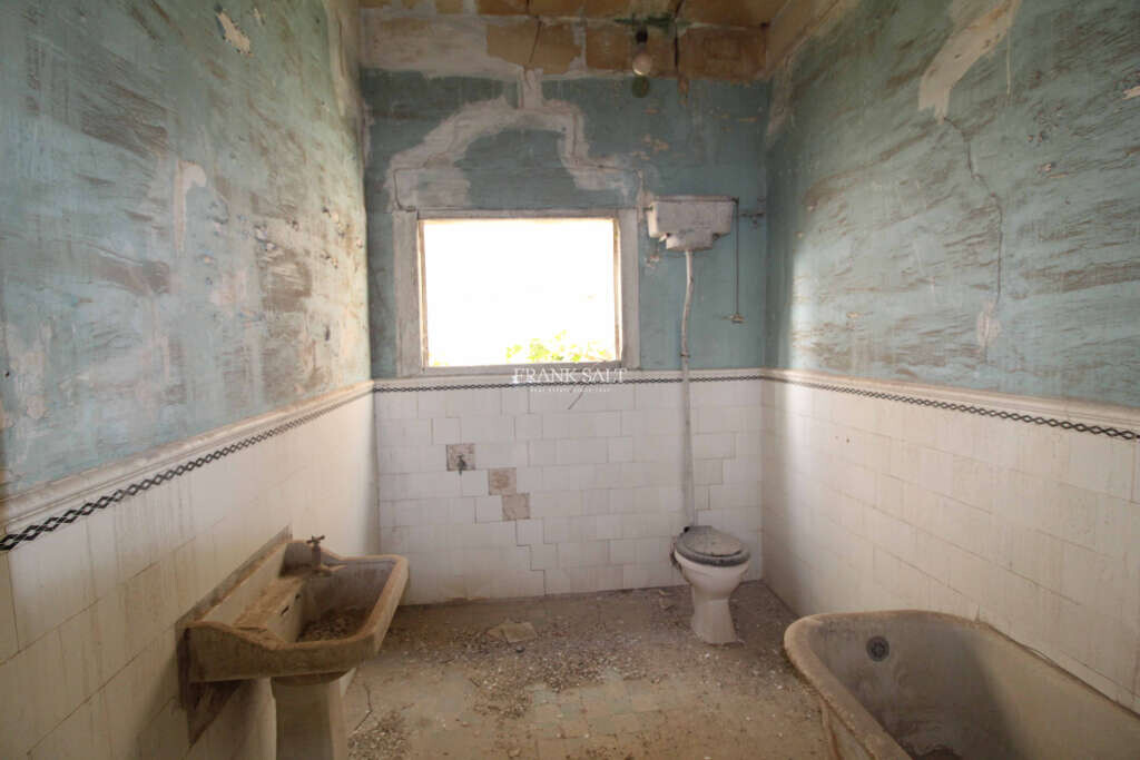 Paola, 4 Bedrooms Bedrooms, ,2 BathroomsBathrooms,For Sale,FRSA-420085