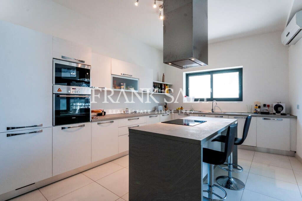 Pender Gardens, 3 Bedrooms Bedrooms, ,1 BathroomBathrooms,For Sale,FRSA-451812