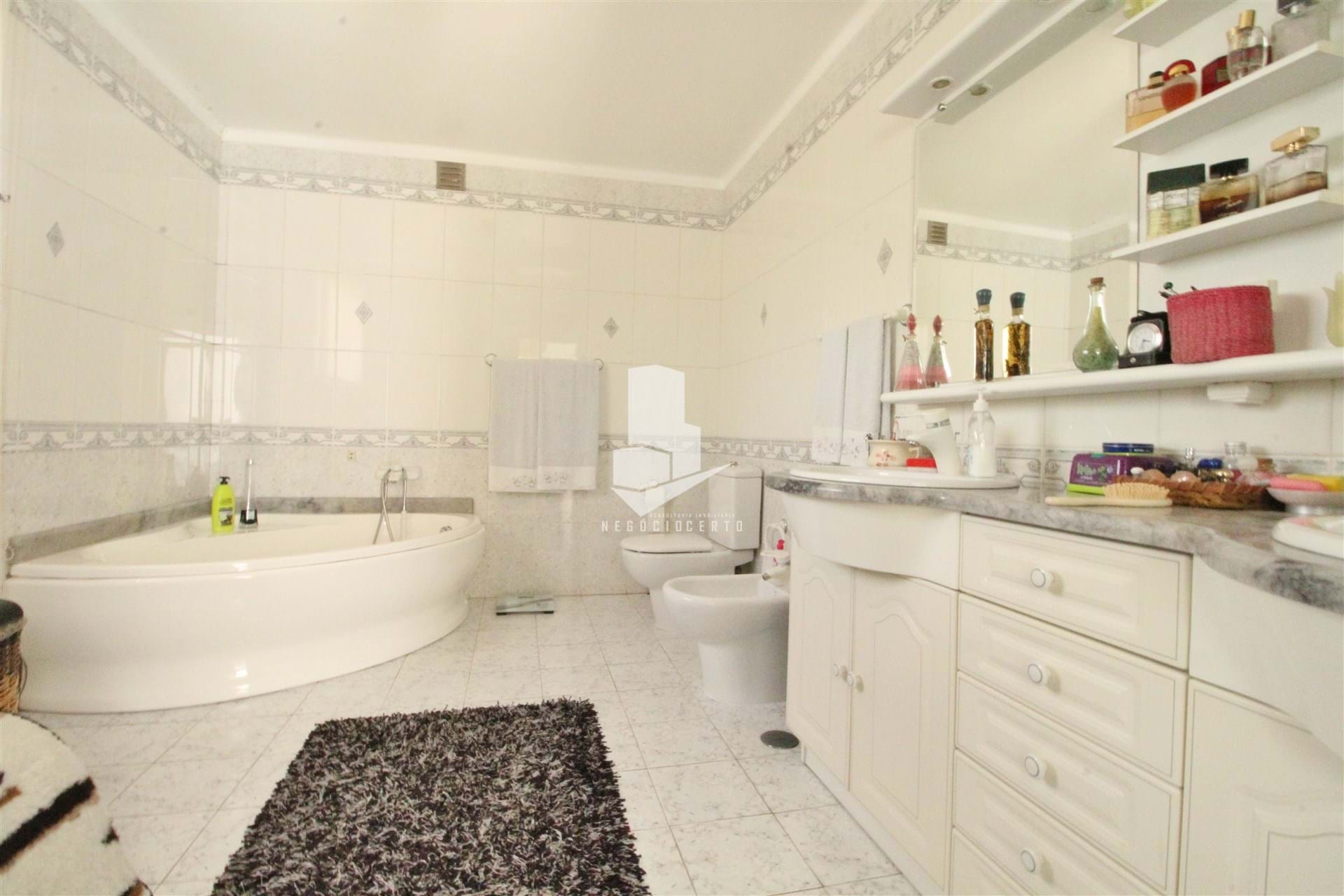 4 Bed, 2 Bath, HouseFor Sale, Leiria, Leiria, 2400-235