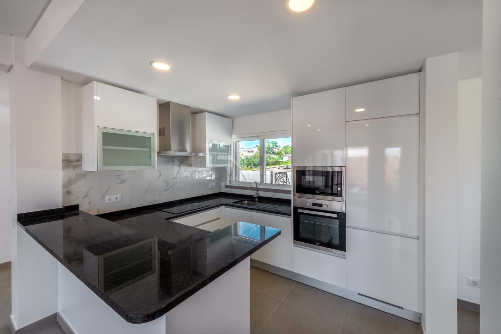 4 Bed, 2 Bath, HouseFor Sale, Lagoa, Faro