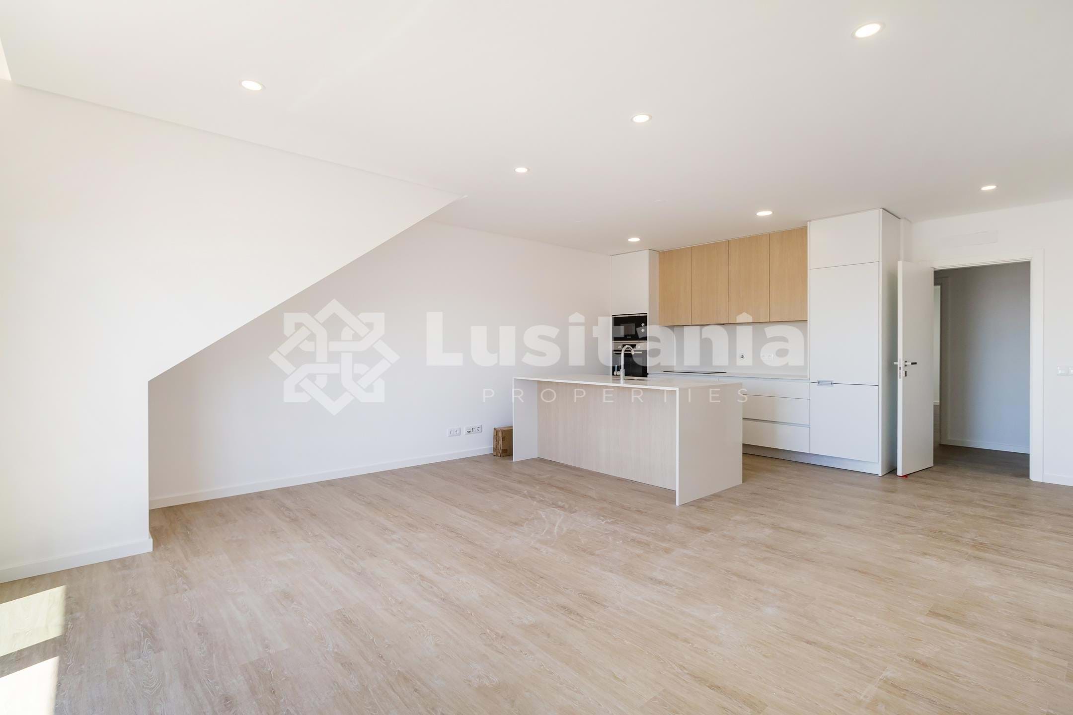 3 Bed, 2 Bath, ApartmentFor Sale, Faro, Faro, 8005-310