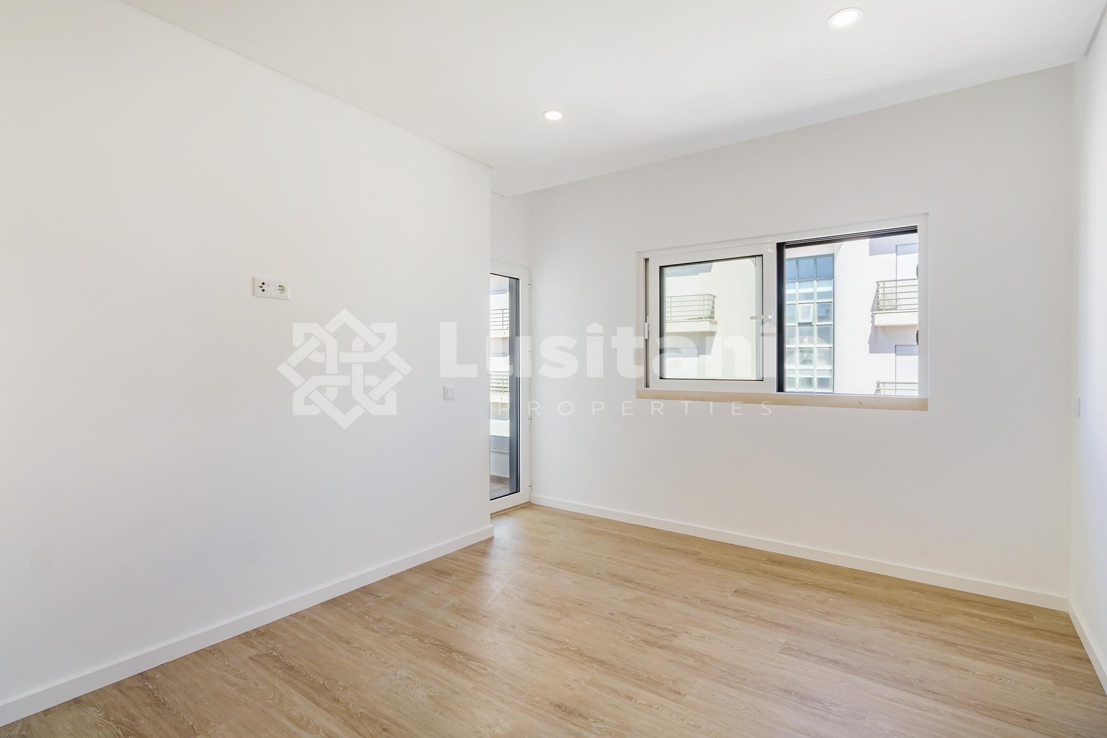 3 Bed, 2 Bath, ApartmentFor Sale, Faro, Faro, 8005-310