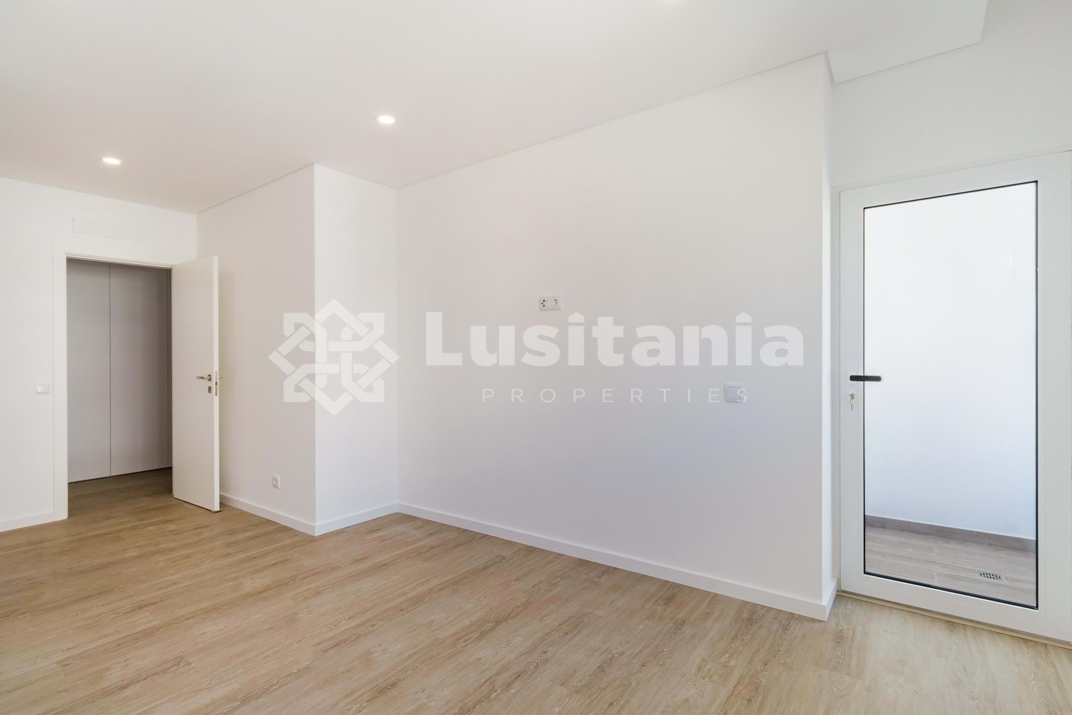 3 Bed, 2 Bath, ApartmentFor Sale, Faro, Faro, 8005-310