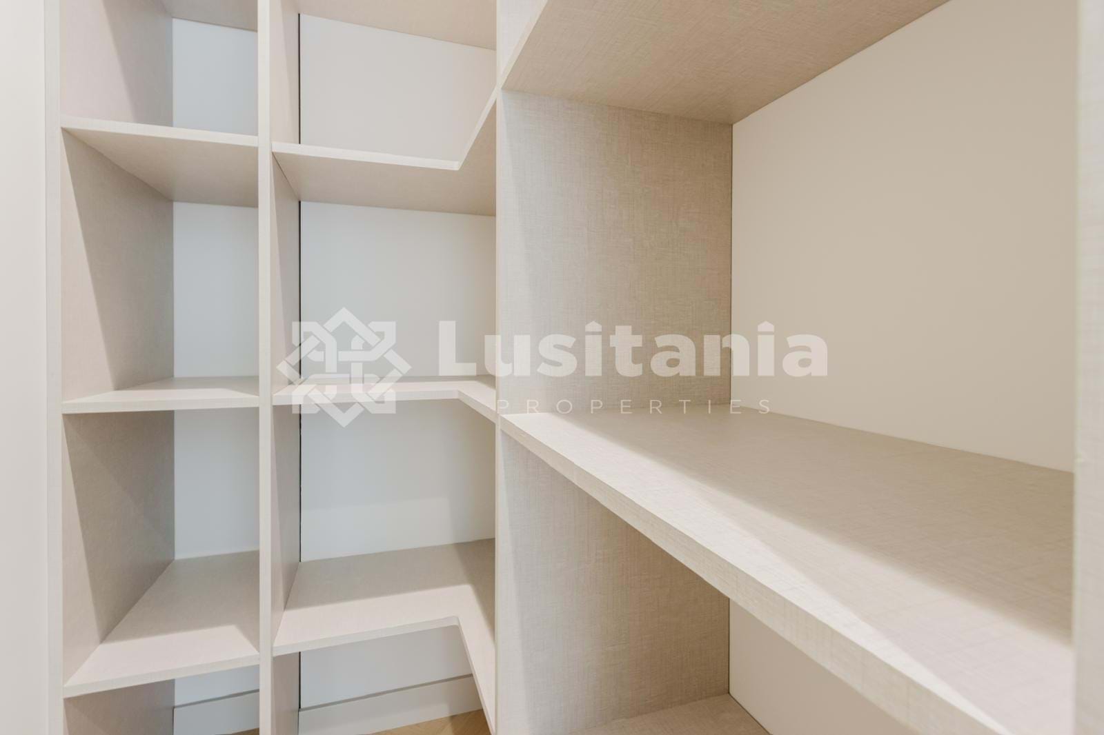 3 Bed, 3 Bath, ApartmentFor Sale, Faro, Faro, 8005-278