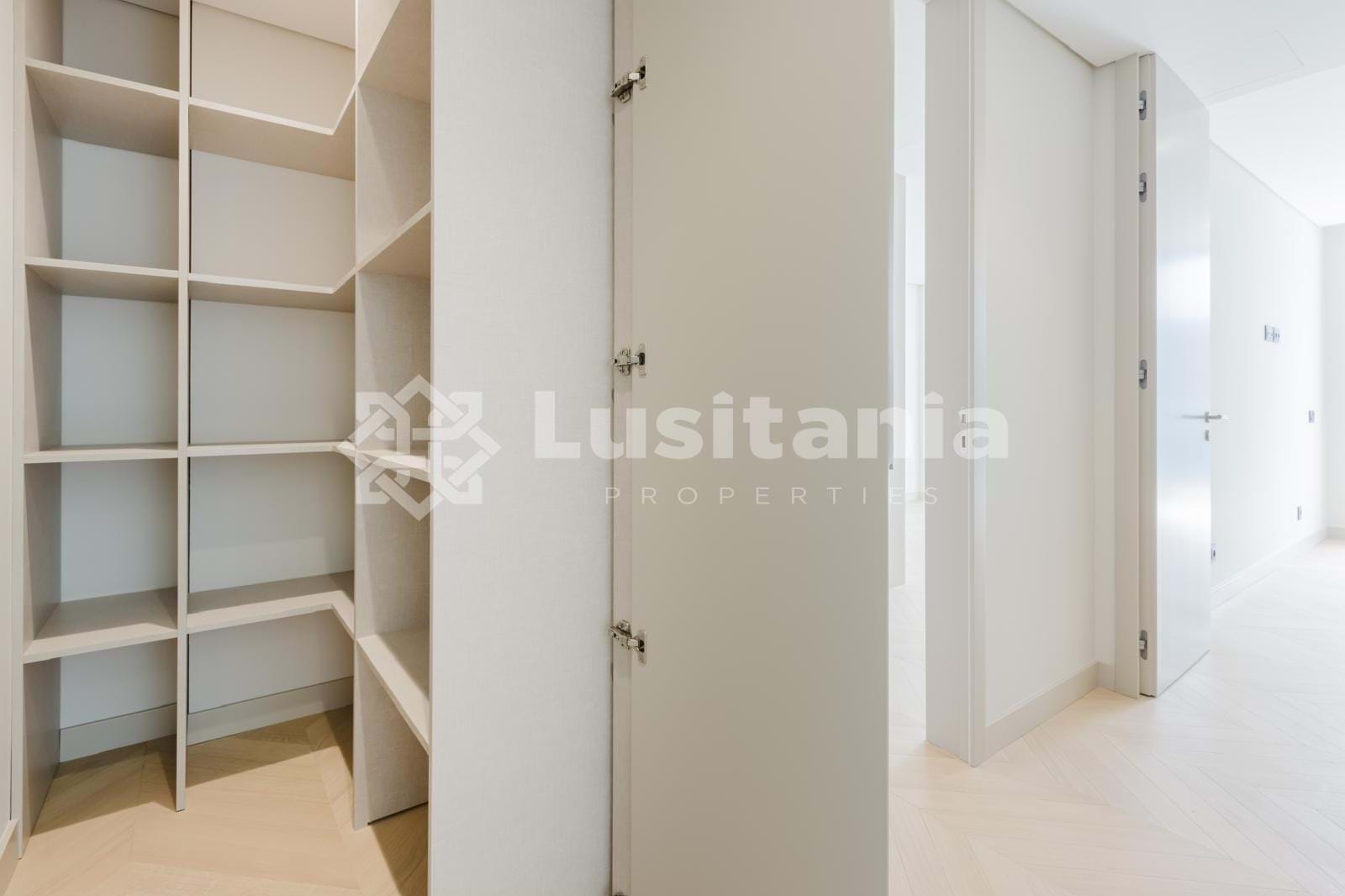 3 Bed, 3 Bath, ApartmentFor Sale, Faro, Faro, 8005-278