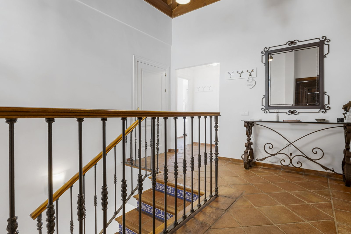 5 Bed, 4 Bath, HouseFor Sale, Benahavis, Malaga