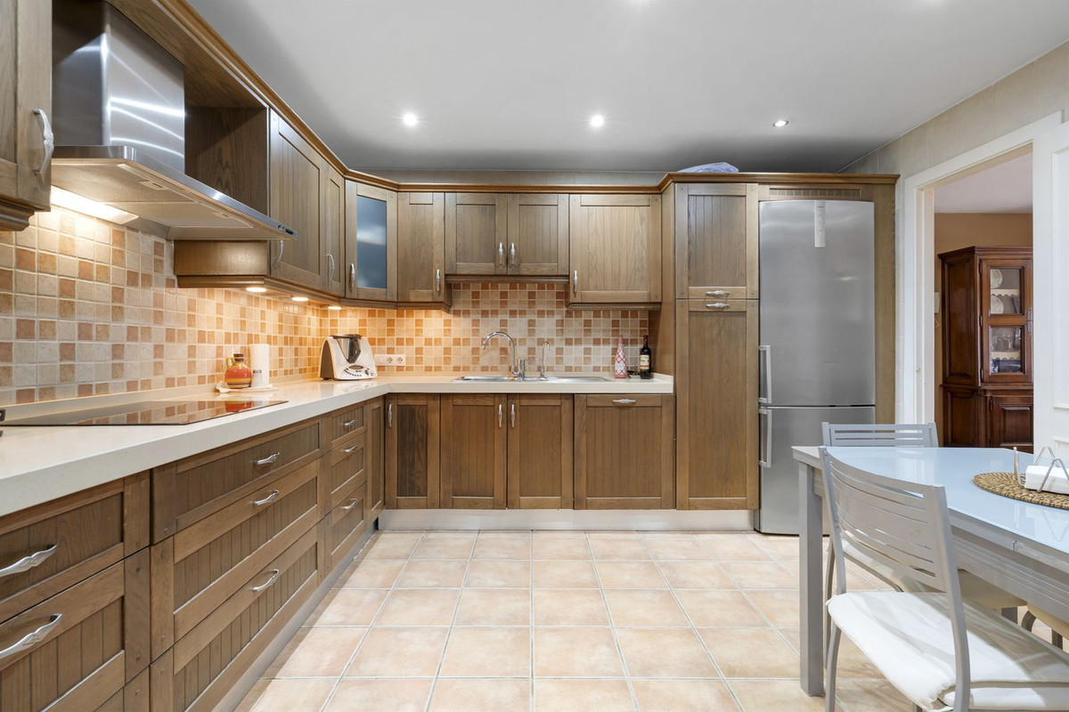 3 Bed, 3 Bath, ApartmentFor Sale, Nueva Andalucia, Malaga