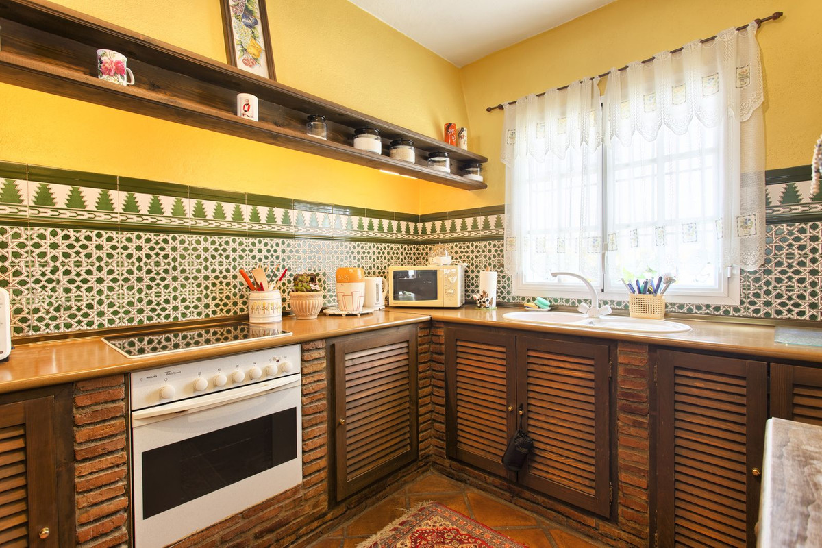 3 Bed, 2 Bath, HouseFor Sale, Benahavis, Malaga