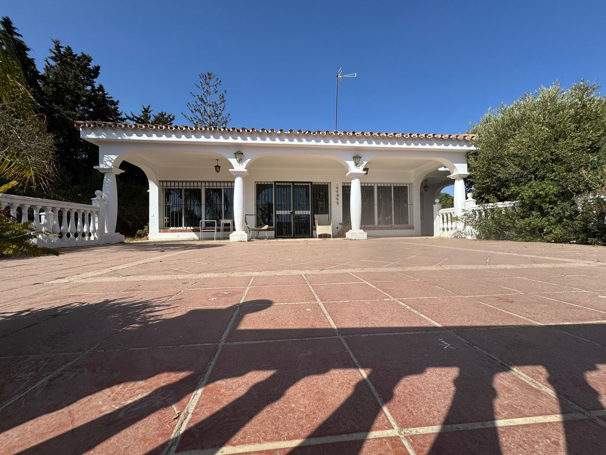 5 Bed, 2 Bath, HouseFor Sale, Estepona, Malaga