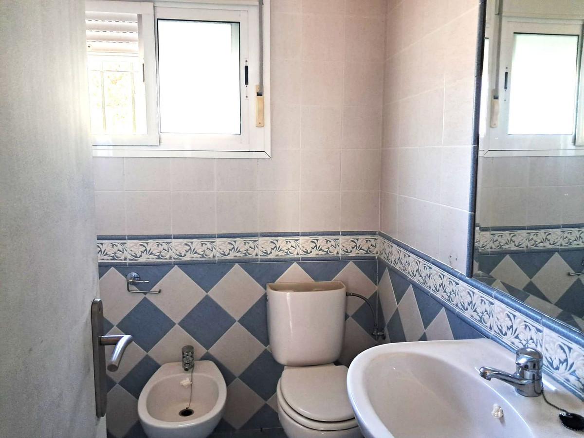 5 Bed, 2 Bath, HouseFor Sale, Estepona, Malaga