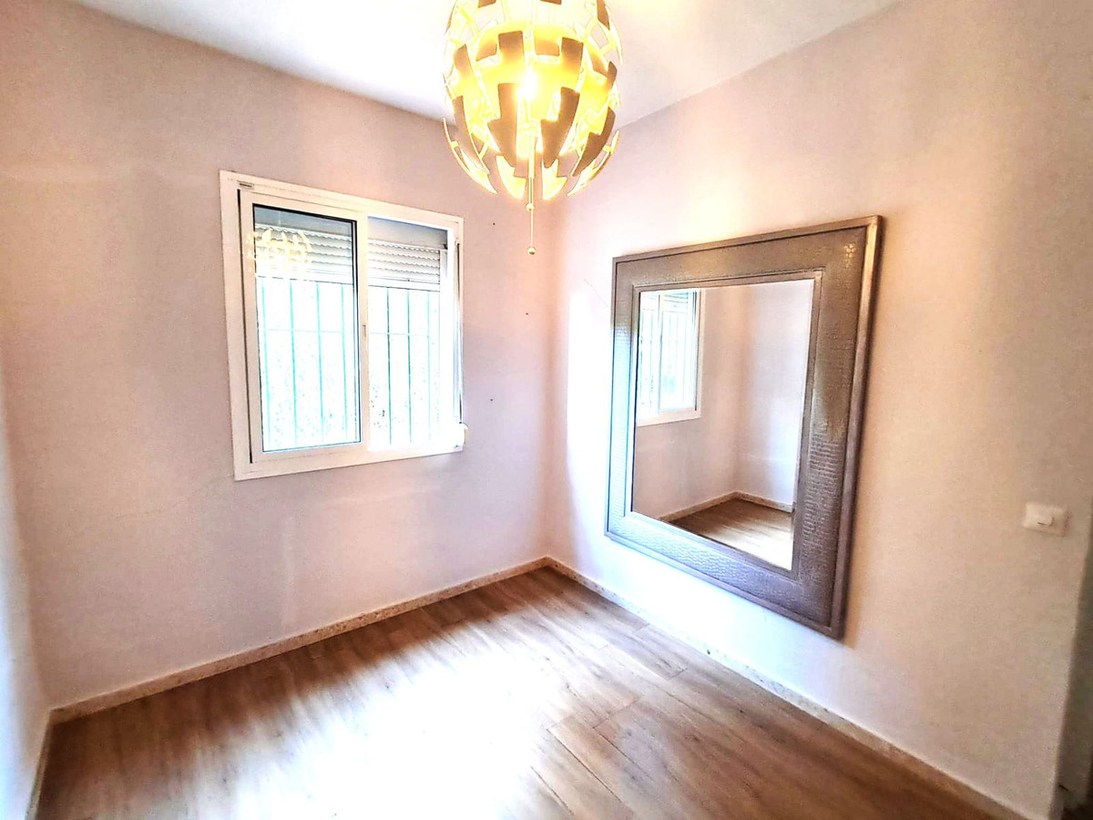 5 Bed, 2 Bath, HouseFor Sale, Estepona, Malaga