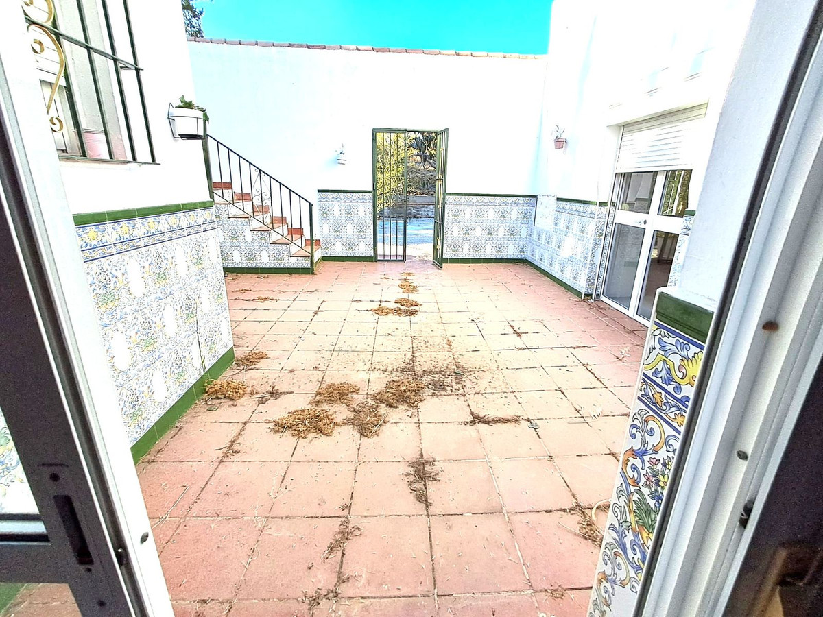 5 Bed, 2 Bath, HouseFor Sale, Estepona, Malaga