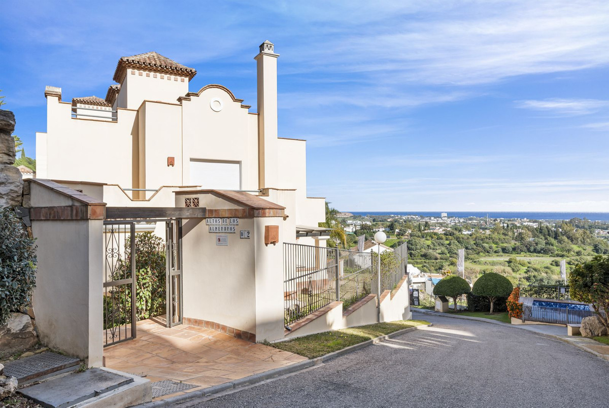 4 Bed, 3 Bath, ApartmentFor Sale, Los Almendros, Malaga