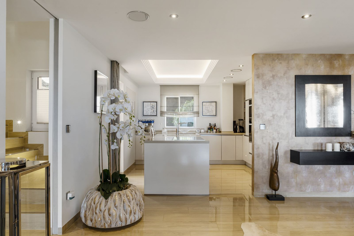 4 Bed, 3 Bath, ApartmentFor Sale, Los Almendros, Malaga