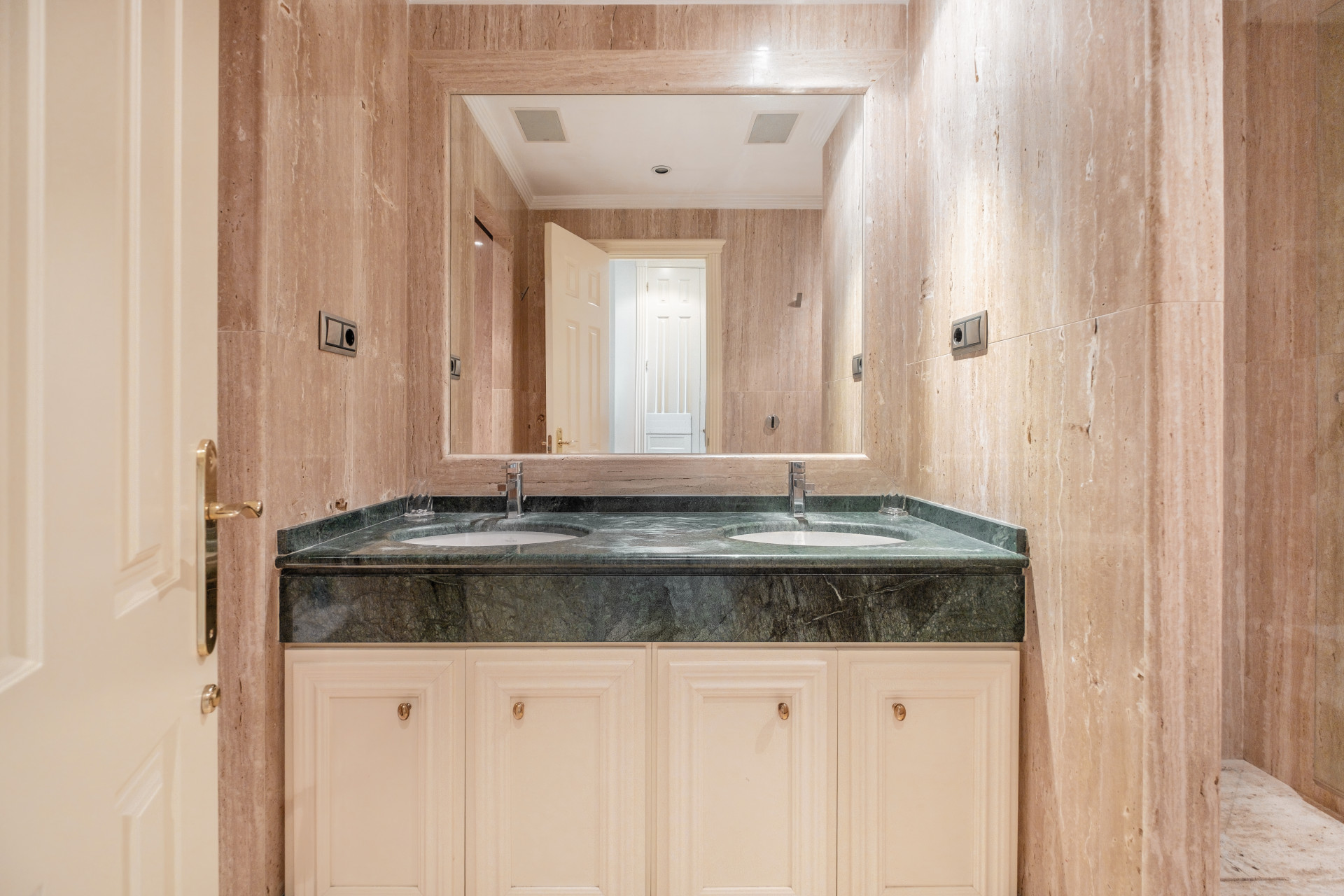 3 Bed, 2 Bath, ApartmentFor Sale, Marbella, Malaga