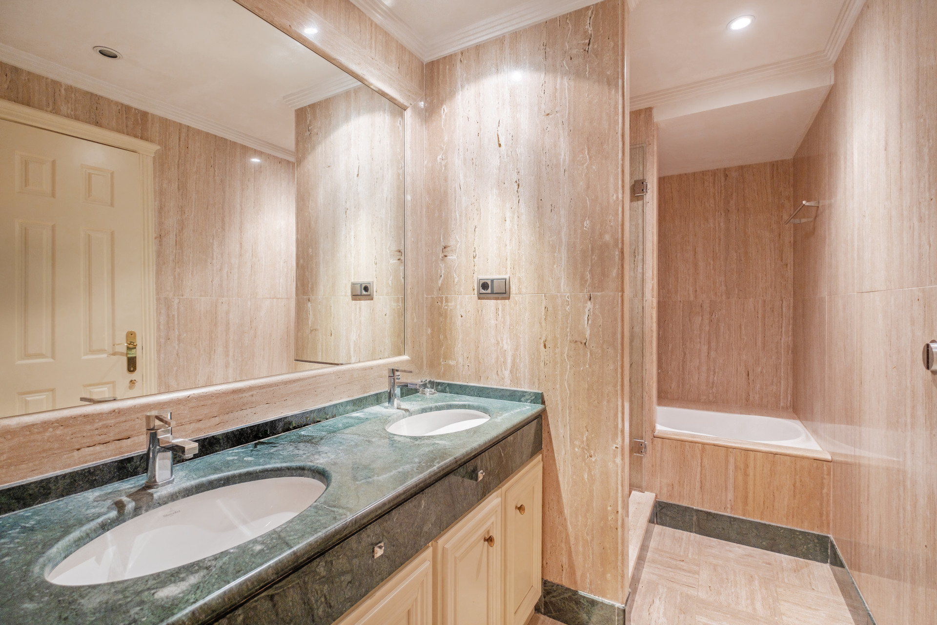 3 Bed, 2 Bath, ApartmentFor Sale, Marbella, Malaga