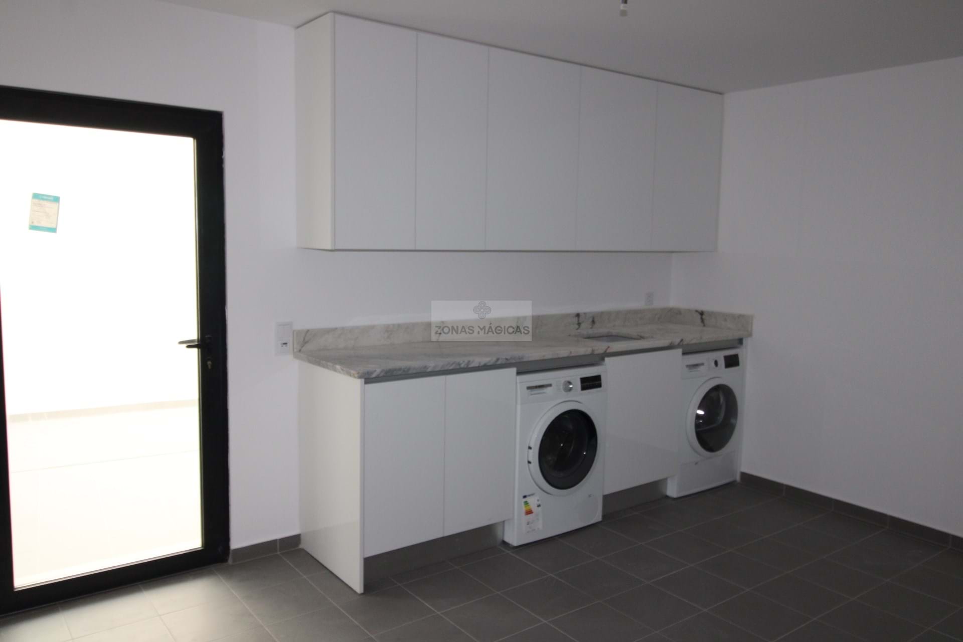 3 Bed, 4 Bath, HouseFor Sale, Mexilhoeira Grande, Portimão, Faro, 8500-120