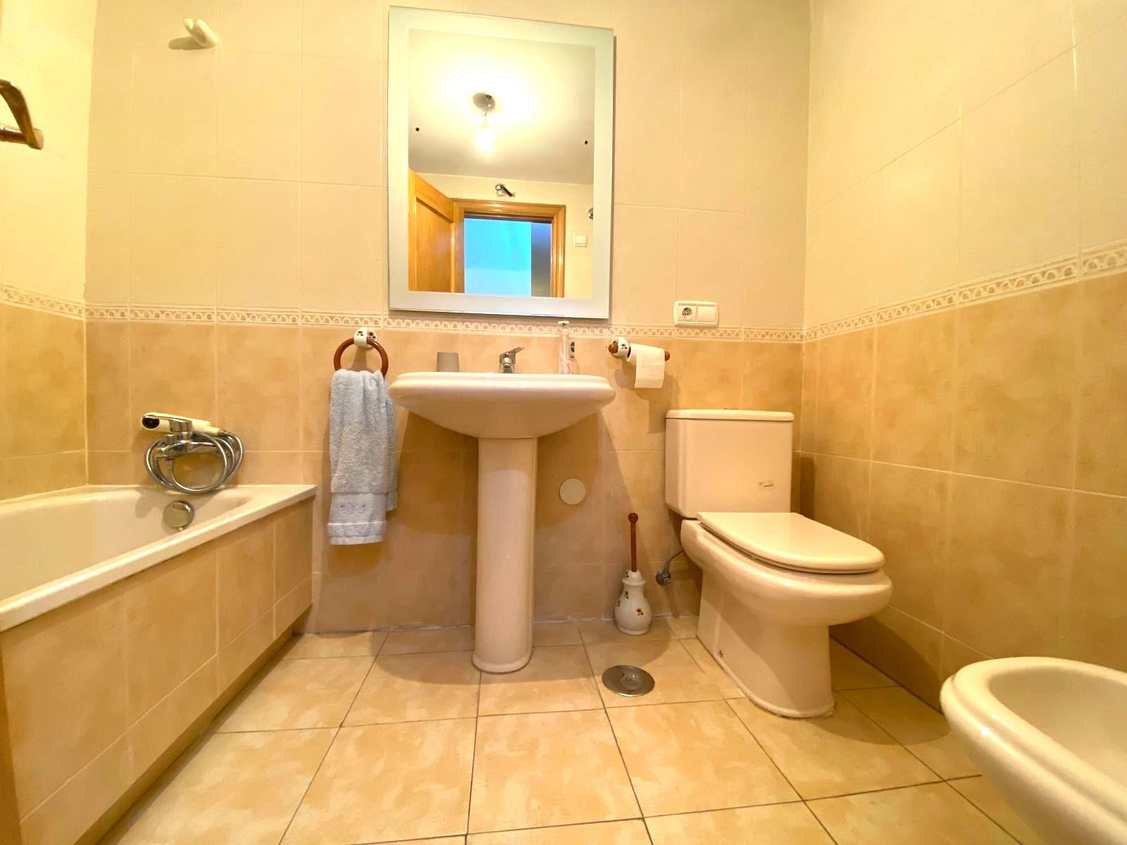 4 Bed, 2 Bath, ApartmentFor Sale, Alicante, Alicante