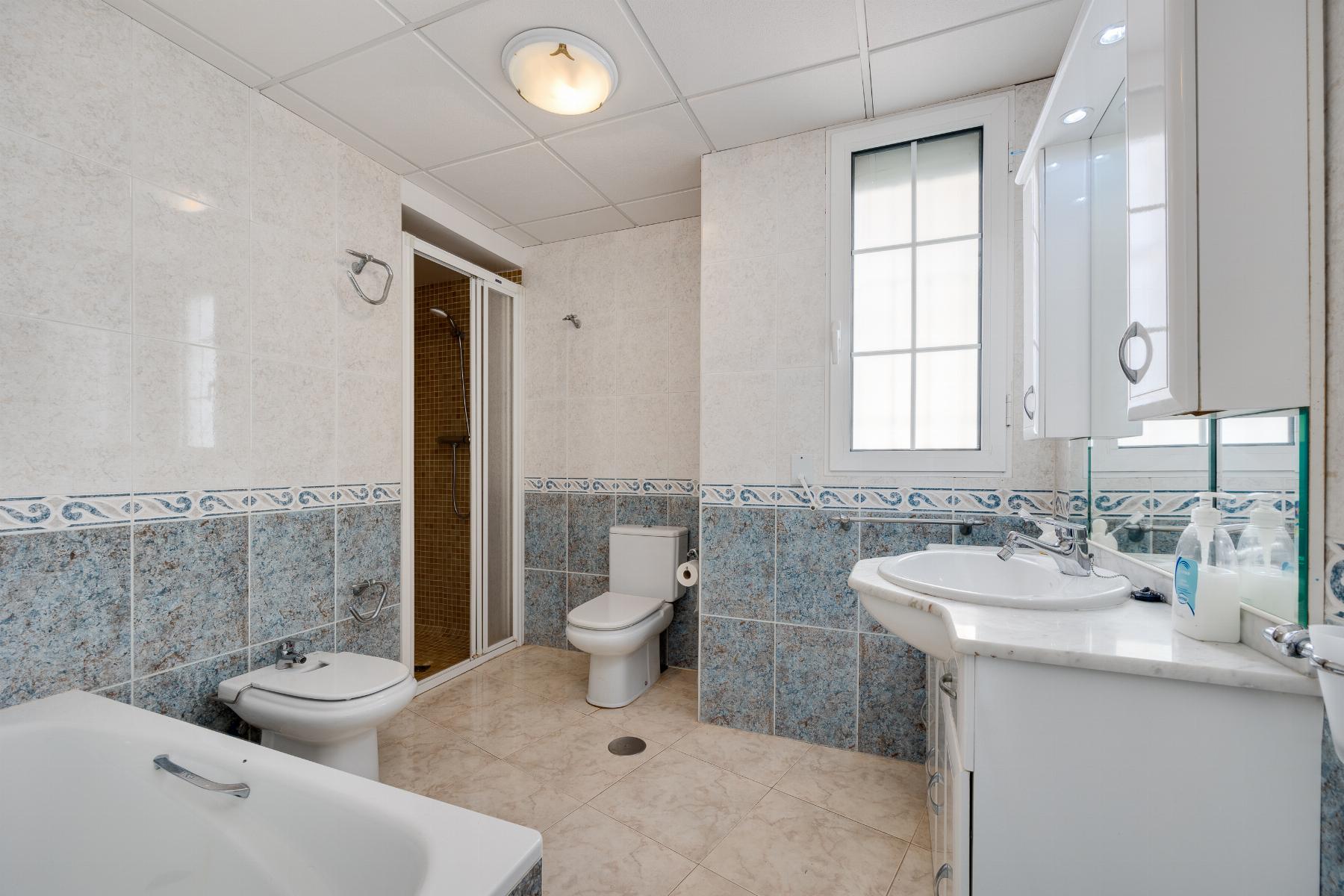 4 Bed, 2 Bath, ApartmentFor Sale, Torrevieja, Alicante