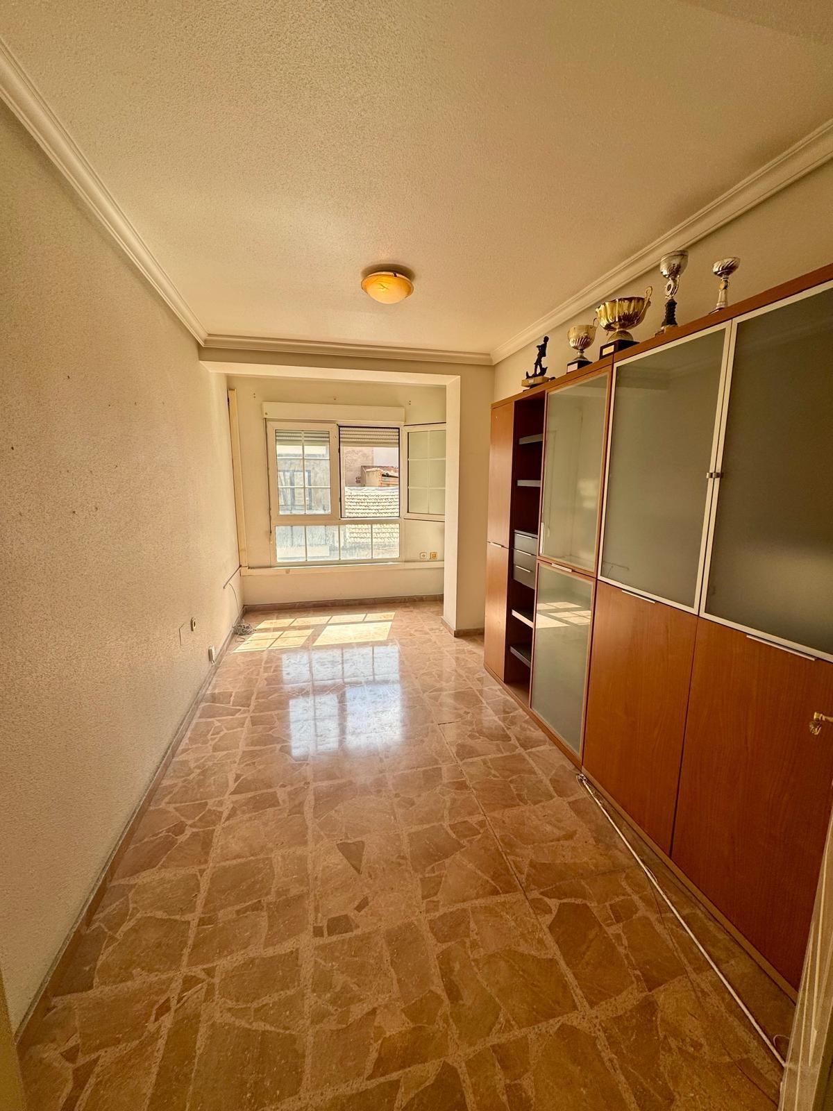 5 Bed, 2 Bath, ApartmentFor Sale, Torrevieja, Alicante