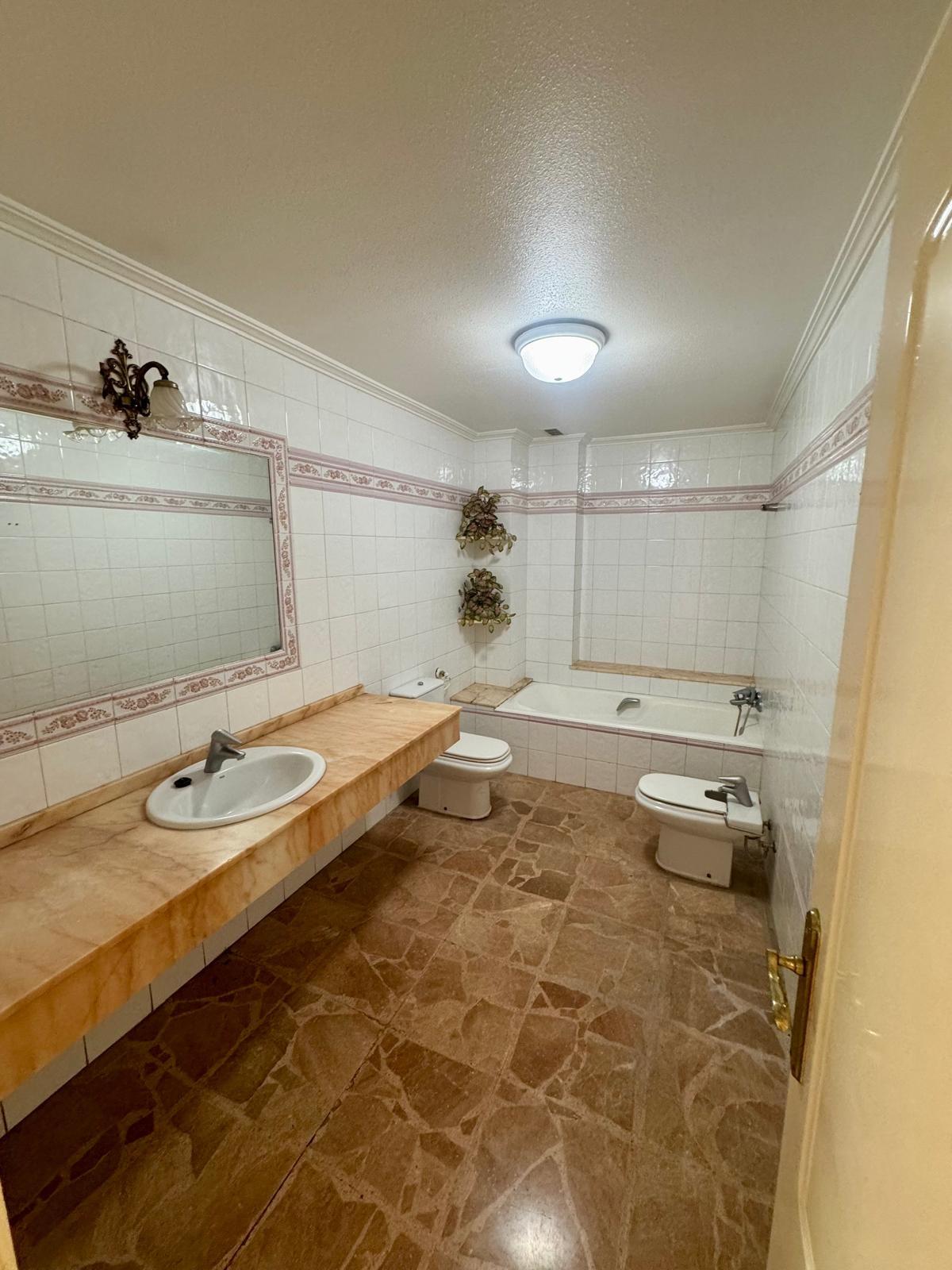 5 Bed, 2 Bath, ApartmentFor Sale, Torrevieja, Alicante