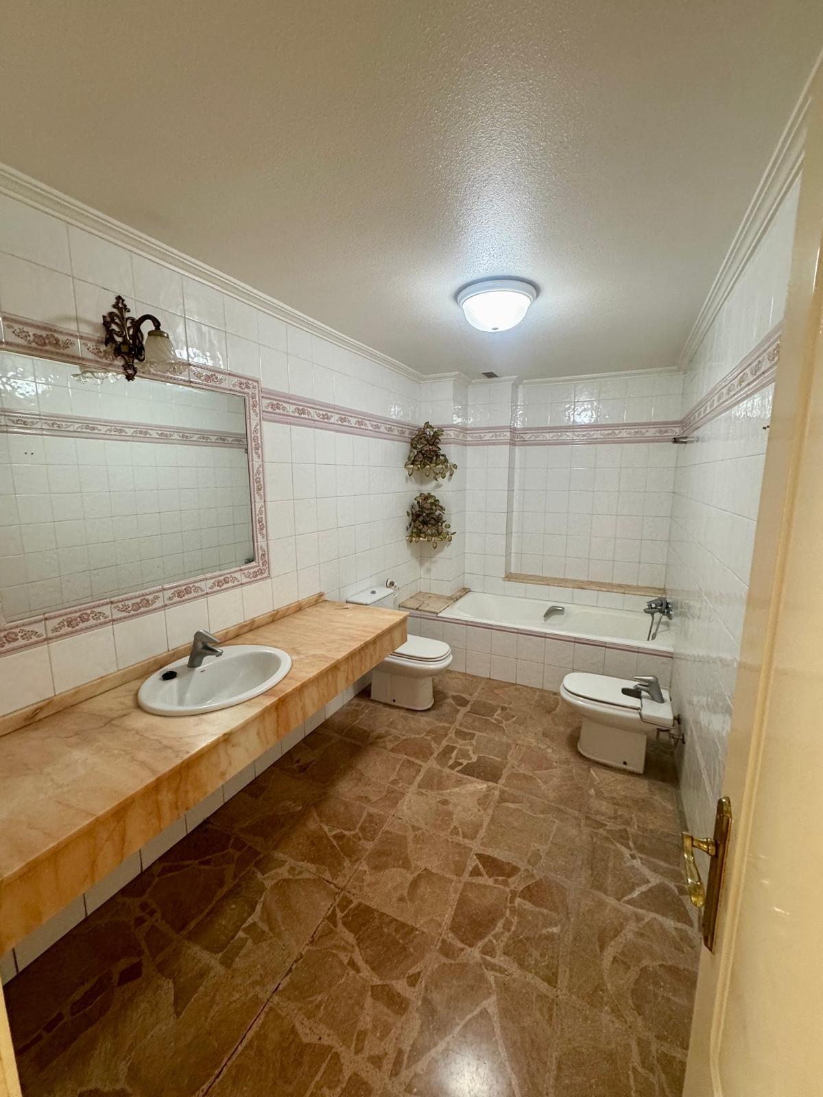 5 Bed, 2 Bath, ApartmentFor Sale, Torrevieja, Alicante