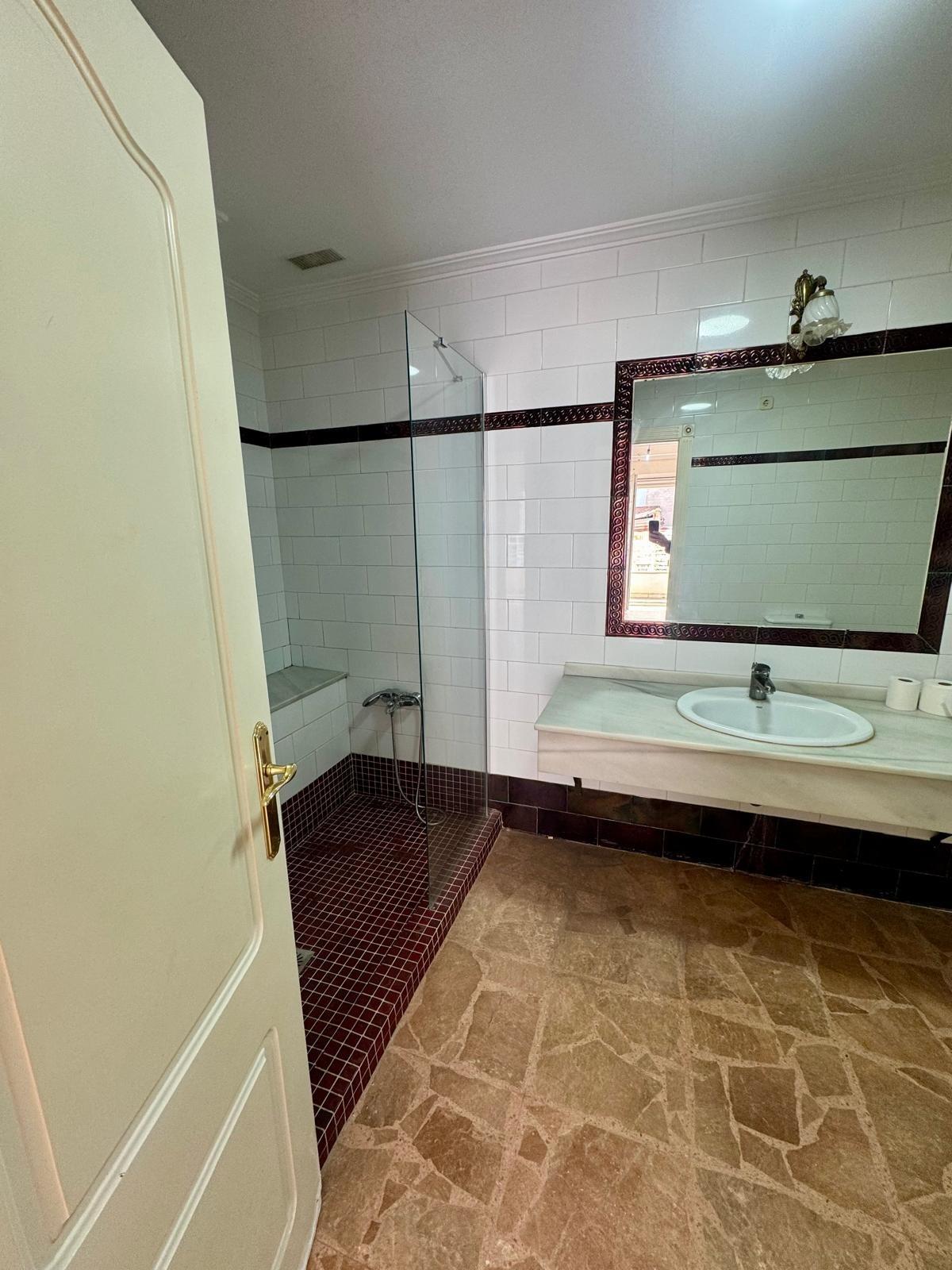 5 Bed, 2 Bath, ApartmentFor Sale, Torrevieja, Alicante