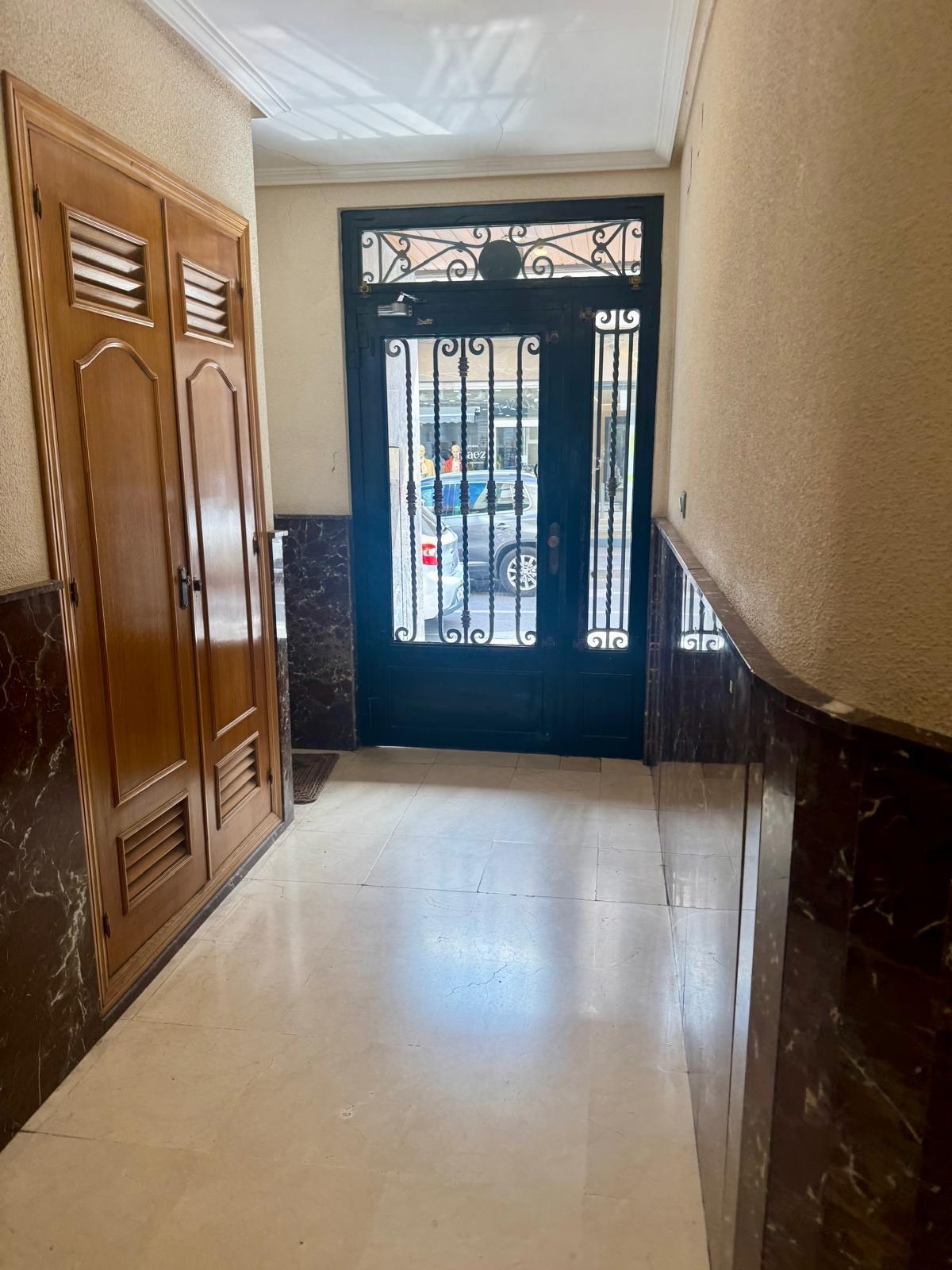 5 Bed, 2 Bath, ApartmentFor Sale, Torrevieja, Alicante