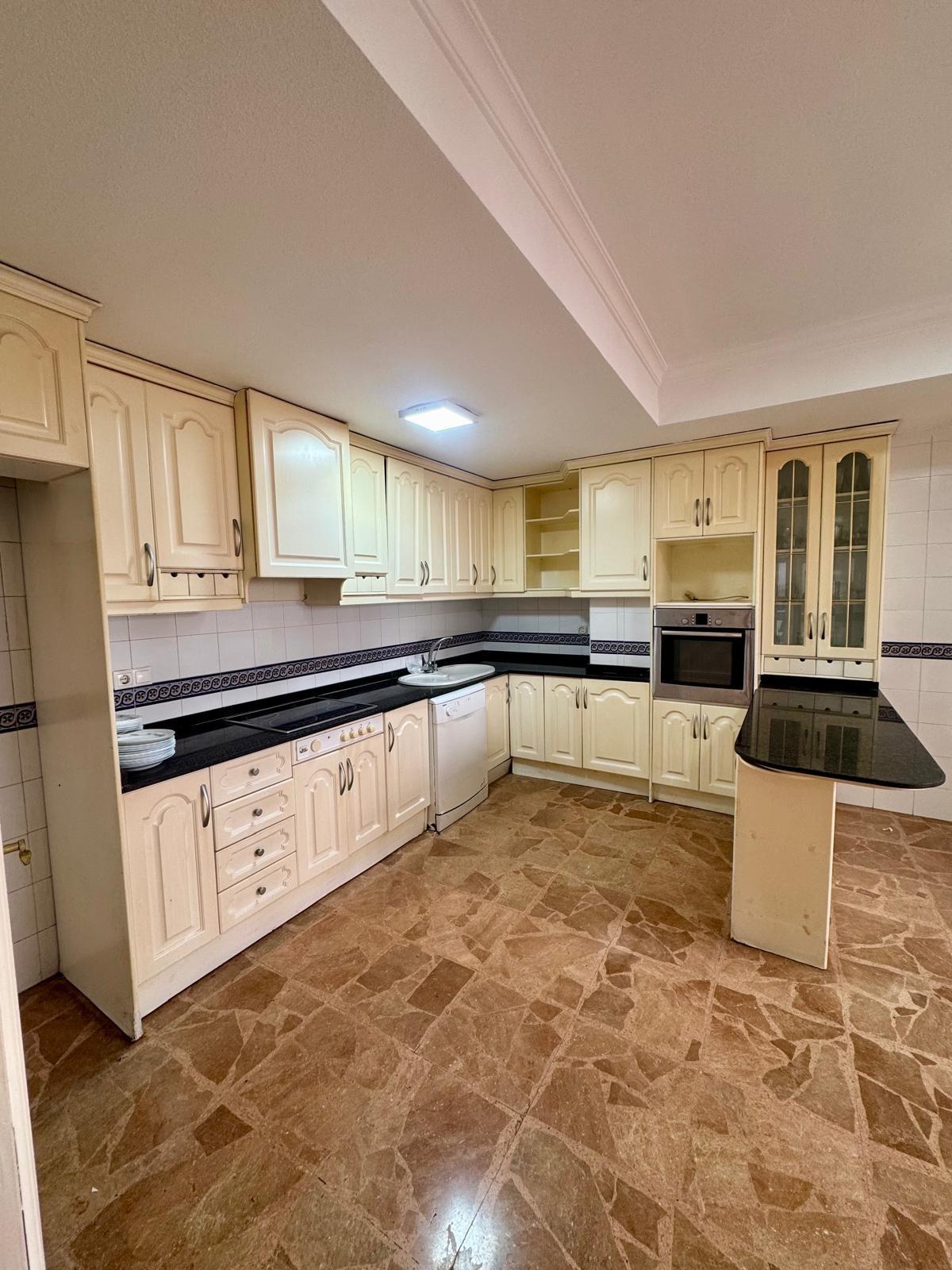 5 Bed, 2 Bath, ApartmentFor Sale, Torrevieja, Alicante