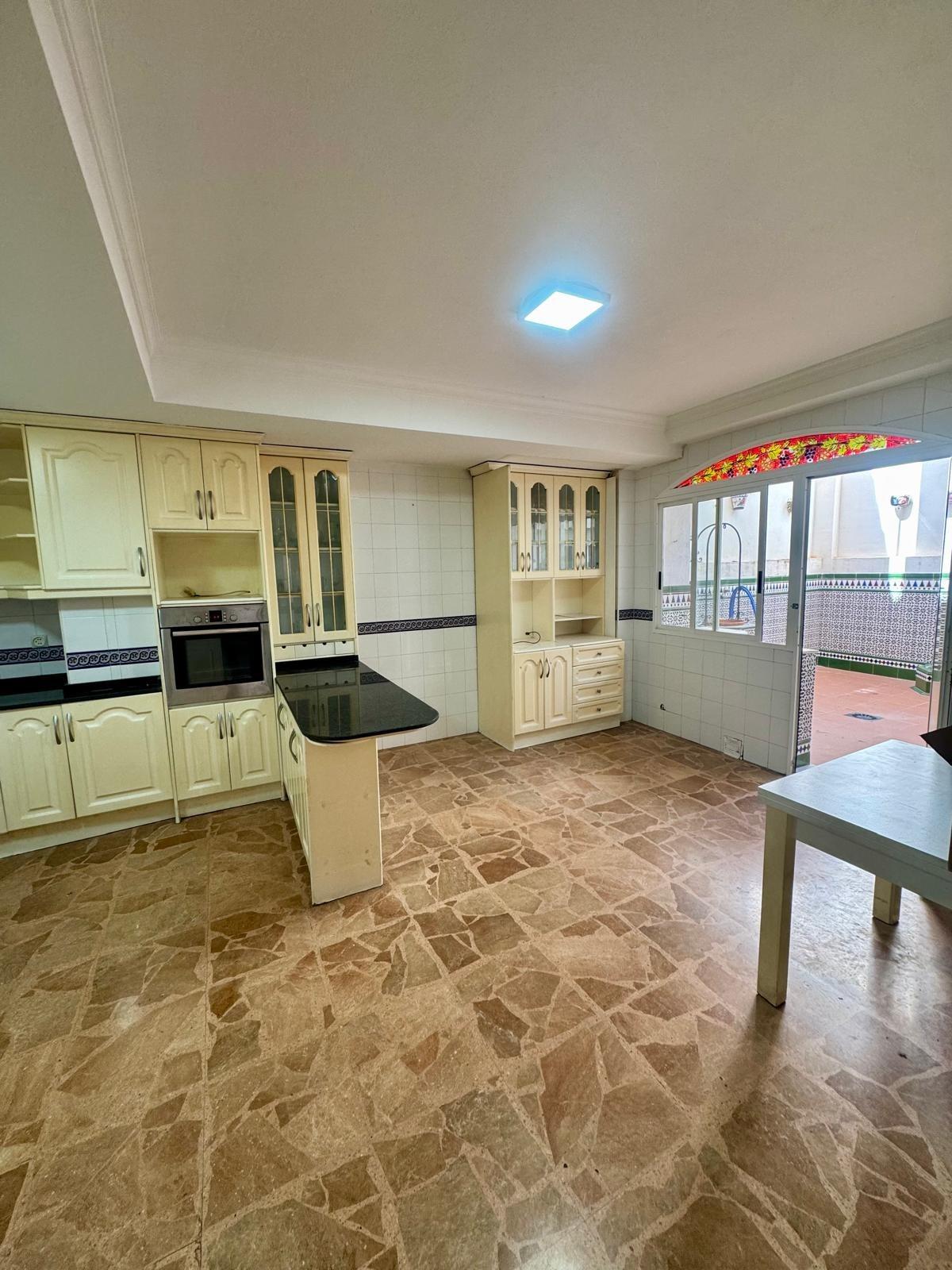 5 Bed, 2 Bath, ApartmentFor Sale, Torrevieja, Alicante