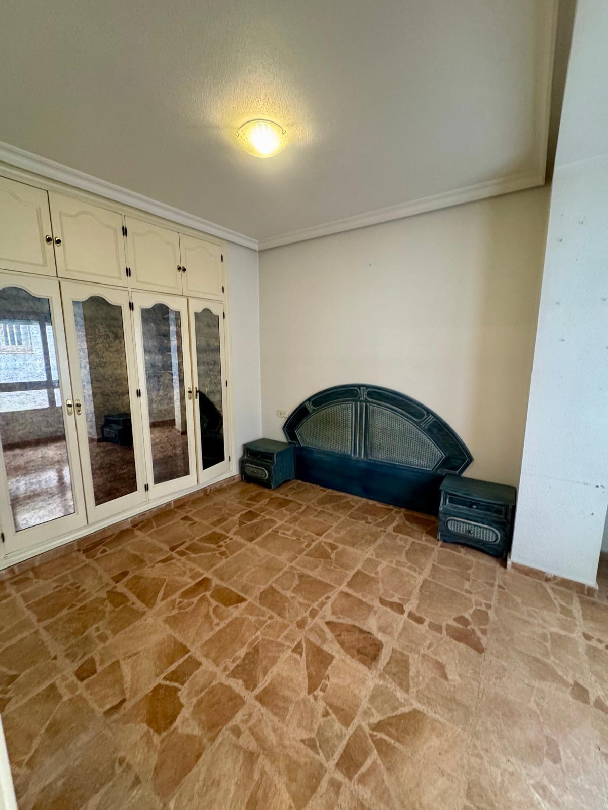 5 Bed, 2 Bath, ApartmentFor Sale, Torrevieja, Alicante